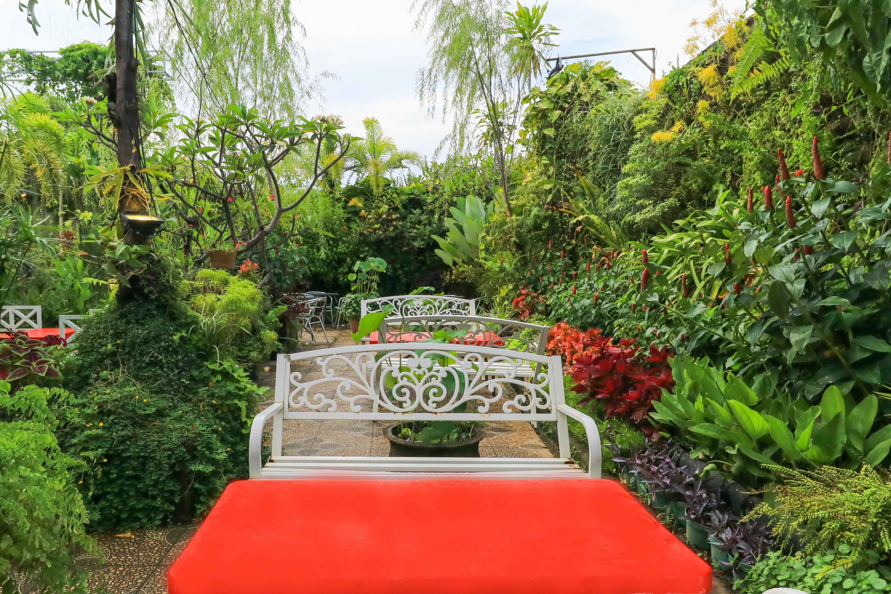 Labuana Homestay & Cafe Garden Makassar Exterior foto