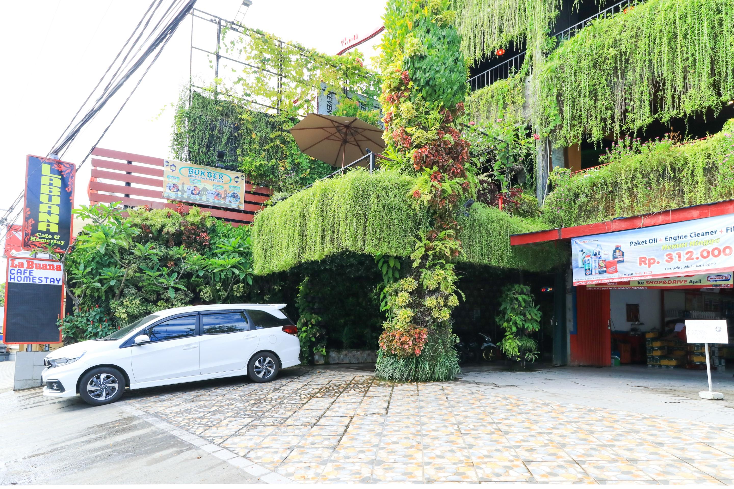 Labuana Homestay & Cafe Garden Makassar Exterior foto